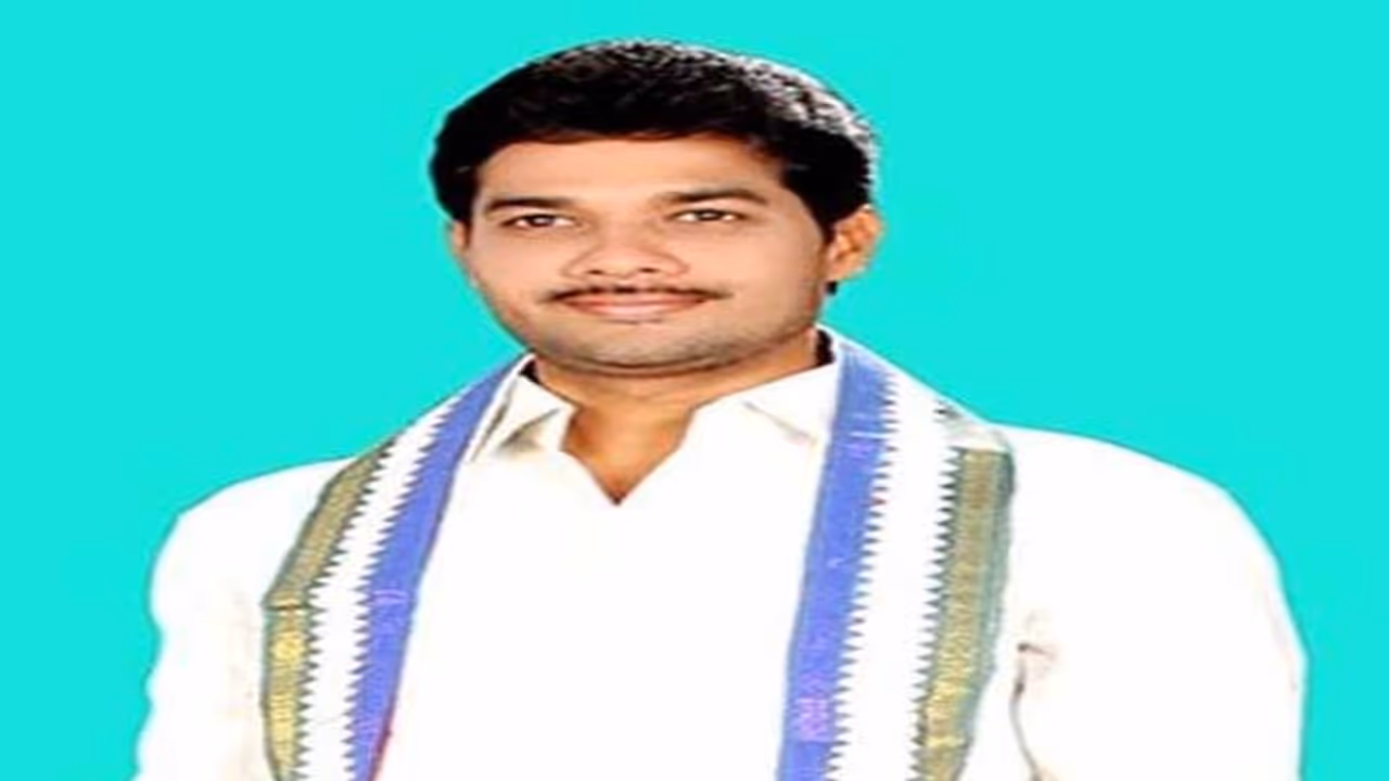 ఎమ్మెల్సీ అనంతబాబు రిమాండ్ ఈ నెల 26 వరకు పొడిగింపు: జైలుకు తరలింపు ఎమ్మెల్సీ అనంతబాబు రిమాండ్ ఈ నెల 26 వరకు పొడిగింపు: జైలుకు తరలింపు