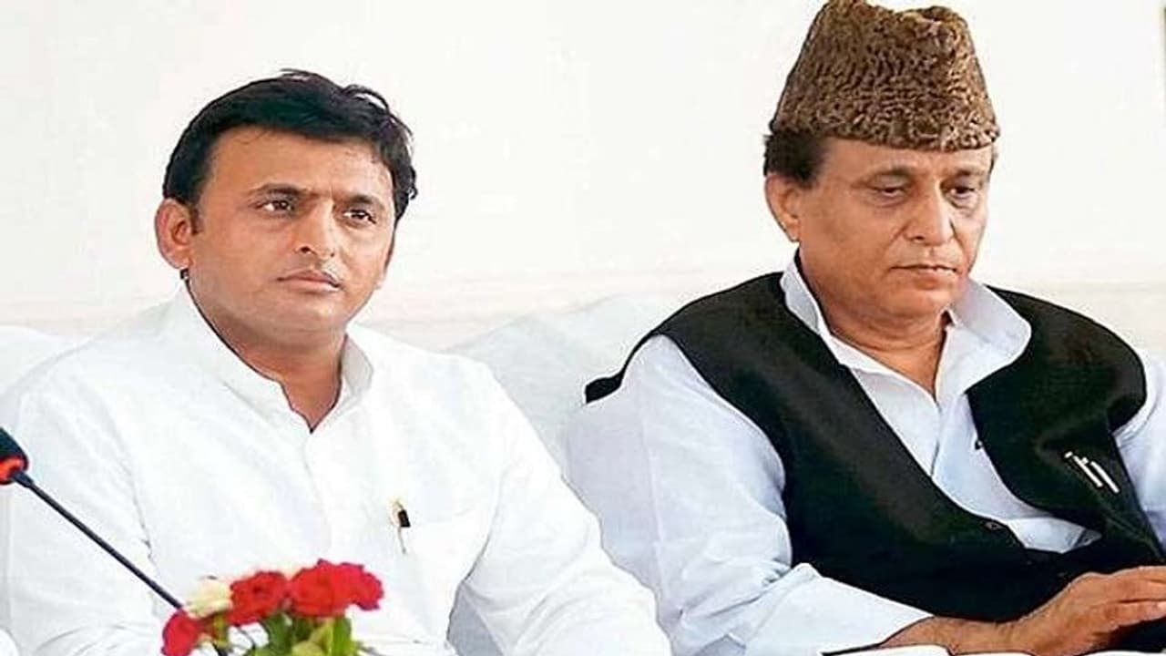 सीतापुर जेल से रिहा होने के बाद रामपुर पहुंचे आजम खान, अखिलेश ने लिखा झूठ के लम्हे होते हैं, सदियां नहीं सीतापुर जेल से रिहा होने के बाद रामपुर पहुंचे आजम खान, अखिलेश ने लिखा झूठ के लम्हे होते हैं, सदियां नहीं