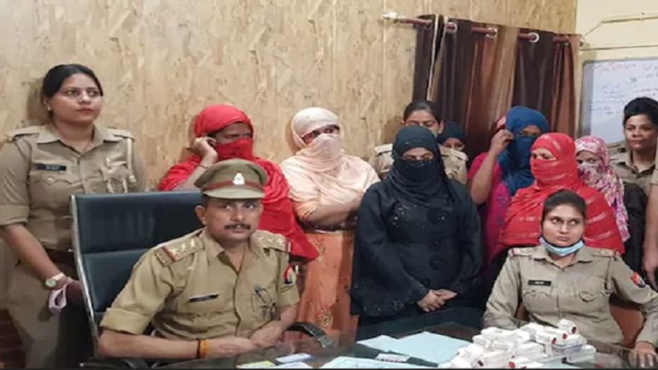 ड्रग स्मगलिंग करते हुए 8 महिलाओं को पुलिस ने किया गिरफ्तार, इतने लाख की स्मैक हुई बरामद ड्रग स्मगलिंग करते हुए 8 महिलाओं को पुलिस ने किया गिरफ्तार, इतने लाख की स्मैक हुई बरामद