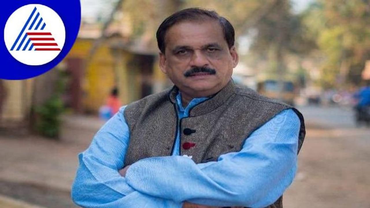 Congress Politics: ಕಾಂಗ್ರೆಸ್ಗೆ ಮುಜುಗರ ತಂದ ಹೇಳಿಕೆ: ದೀಪಕ್ ಚಿಂಚೋರೆಗೆ ನೋಟಿಸ್ ಜಾರಿ Congress Politics: ಕಾಂಗ್ರೆಸ್ಗೆ ಮುಜುಗರ ತಂದ ಹೇಳಿಕೆ: ದೀಪಕ್ ಚಿಂಚೋರೆಗೆ ನೋಟಿಸ್ ಜಾರಿ