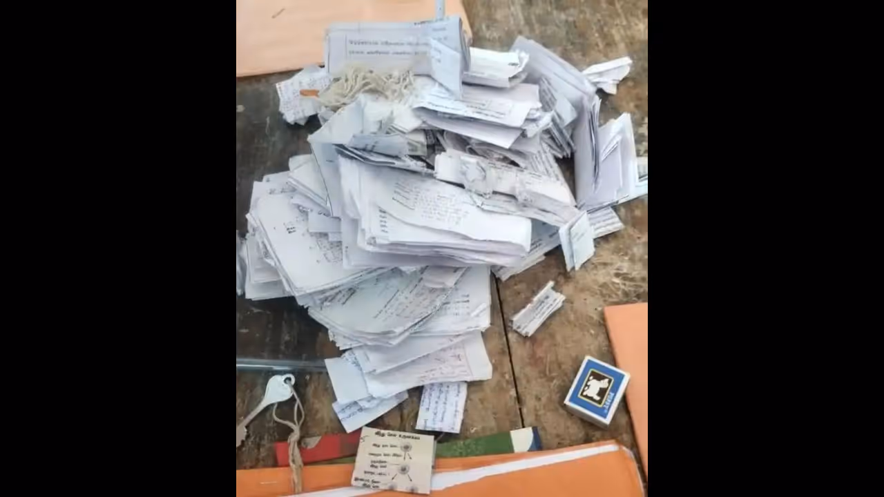 மைக்ரோ ஜெராக்ஸ் எடுத்து பிட்.. 5 கிலோ பிட் பேப்பர் பறிமுதல் விவகாரம்..கூண்டோடு தூக்கப்பட்ட அதிகாரிகள் மைக்ரோ ஜெராக்ஸ் எடுத்து பிட்.. 5 கிலோ பிட் பேப்பர் பறிமுதல் விவகாரம்..கூண்டோடு தூக்கப்பட்ட அதிகாரிகள்