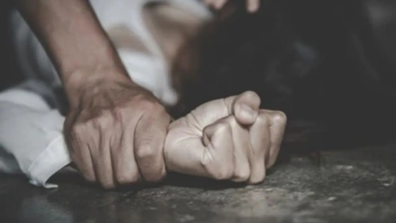 बांदा: हैवानियत की सारी हदे हुई पार, दीवार फांदकर घर में घुसे दबंगों ने नाबालिग से किया गैंगरेप