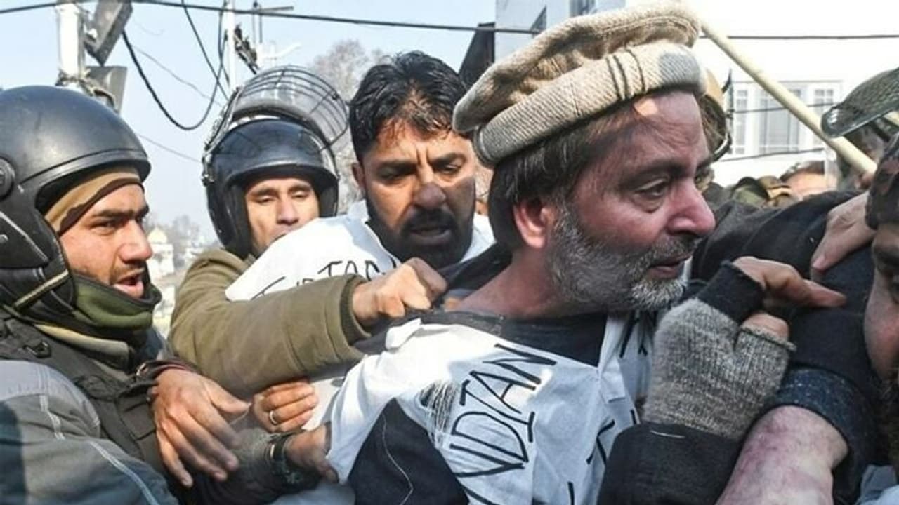 1990 के दशक के कुख्यात आतंकवादी यासीन मलिक के 'गले में फंदा' कंसते ही तिलमिलाया पाकिस्तान 1990 के दशक के कुख्यात आतंकवादी यासीन मलिक के 'गले में फंदा' कंसते ही तिलमिलाया पाकिस्तान