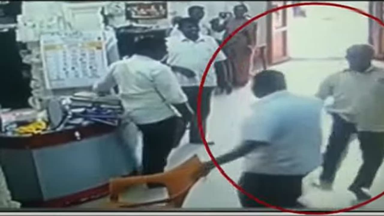 என்ன ஒரு தெனாவட்டு.. ஆண்டாள் கோவில் ஊழியரை காலால் எட்டி உதைத்த அதிகாரி.. வைரலாகும் வீடியோ..! என்ன ஒரு தெனாவட்டு.. ஆண்டாள் கோவில் ஊழியரை காலால் எட்டி உதைத்த அதிகாரி.. வைரலாகும் வீடியோ..!