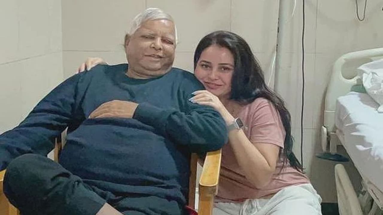 లాలూ లేకుంటే బిహార్ నడవదు.. పట్టాభిషేకానికి సిద్దం: బిహార్లో భారీ రాజకీయ మార్పుపై లాలూ కూతురు సిగ్నల్.. లాలూ లేకుంటే బిహార్ నడవదు.. పట్టాభిషేకానికి సిద్దం: బిహార్లో భారీ రాజకీయ మార్పుపై లాలూ కూతురు సిగ్నల్..