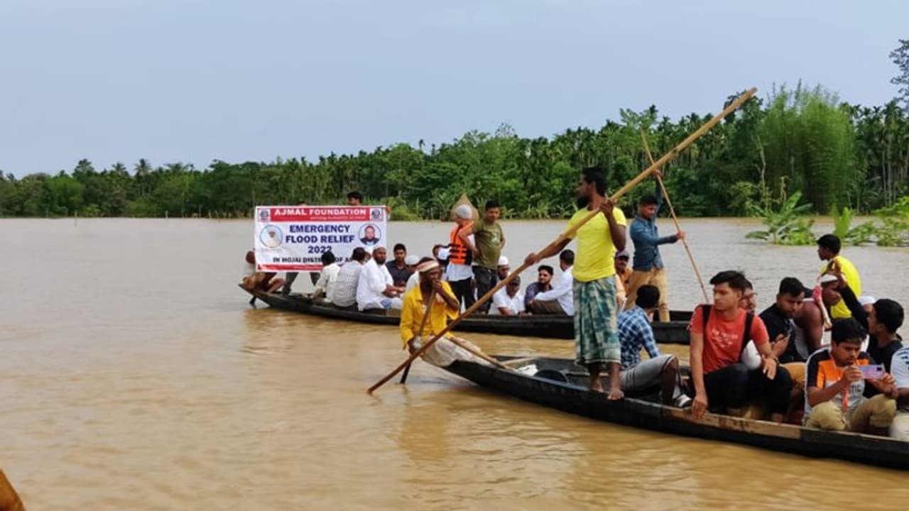 கடும் வெள்ளம்... 500 குடும்பங்களை சேர்ந்தவர்கள் தண்டவாளத்தில் வசிக்கும் அவலம்...! கடும் வெள்ளம்... 500 குடும்பங்களை சேர்ந்தவர்கள் தண்டவாளத்தில் வசிக்கும் அவலம்...!