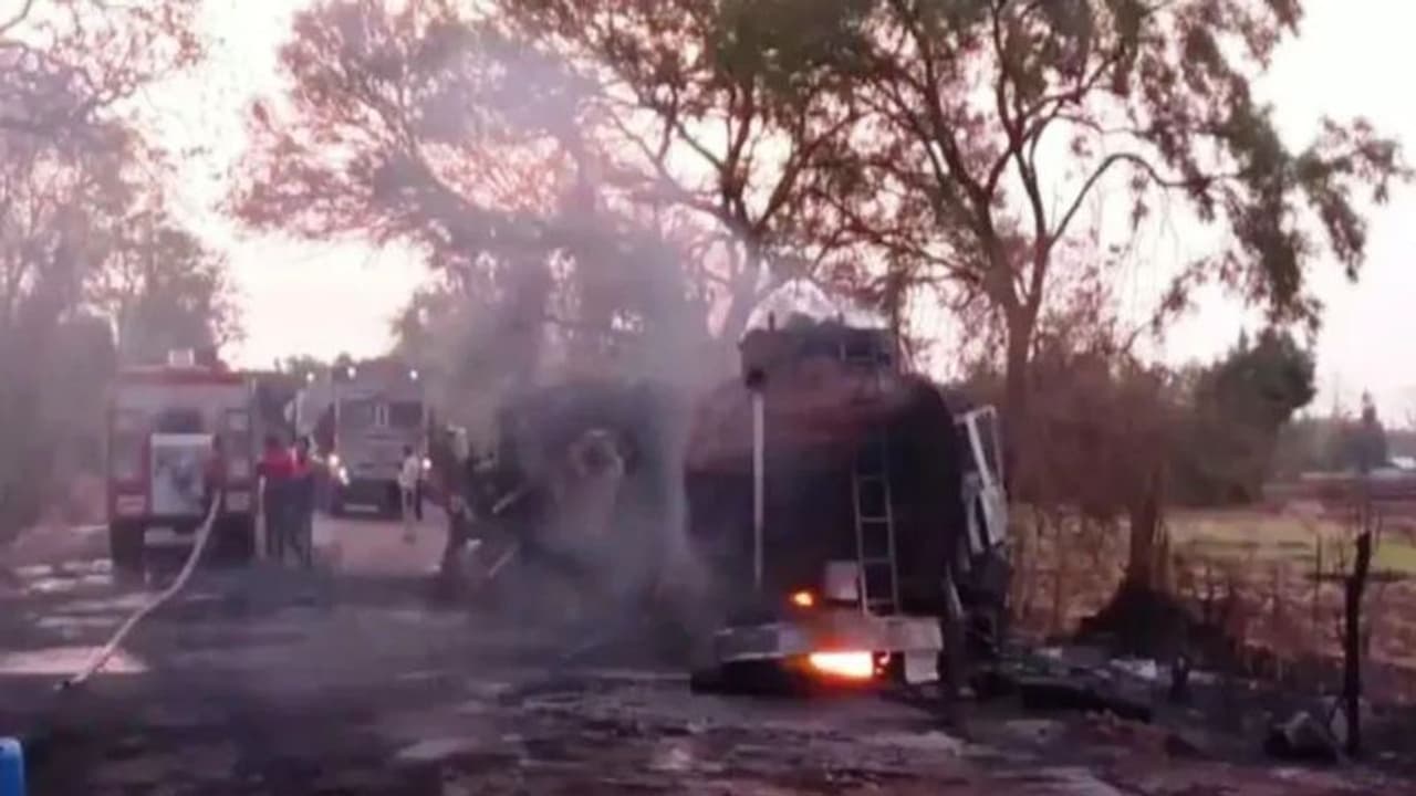 महाराष्ट्र में दिल दहला देने वाला एक्सीडेंट: ट्रक टैंकर में टक्कर के बाद लगी आग, ड्राइवर खलासी मजदूर जिंदा जले