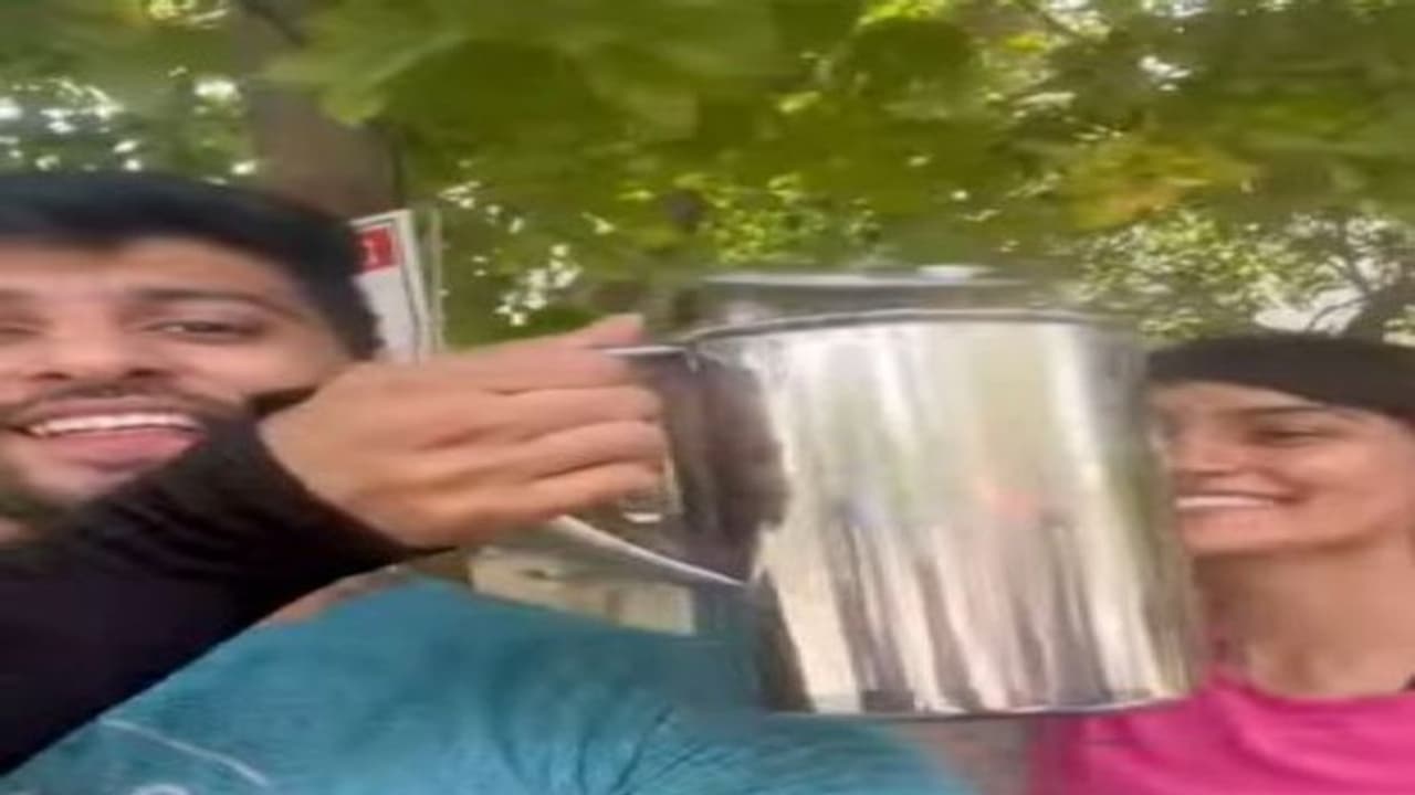 राहगीरों को गर्मी से राहत देने के लिए पायलट और उनकी पत्नी ने बांटा शरबत, एक यूजर ने भी दी अच्छी सलाह राहगीरों को गर्मी से राहत देने के लिए पायलट और उनकी पत्नी ने बांटा शरबत, एक यूजर ने भी दी अच्छी सलाह