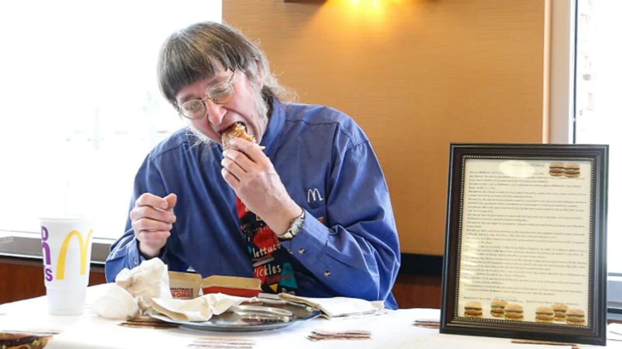 ताज्जुब की बात: यह शख्स 50 साल से लगभग रोज खा रहा मैकडॉनल्ड का बर्गर, गिनीज बुक में दर्ज हुआ नाम 