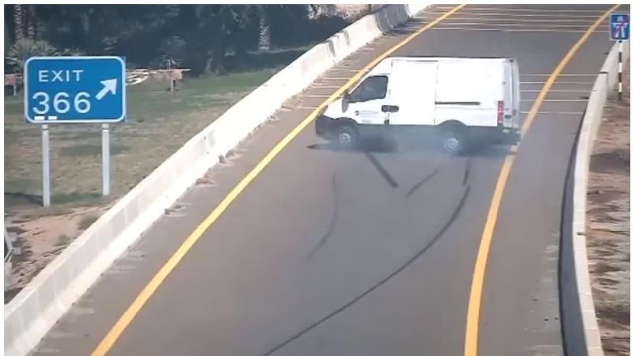 ടയറുകളുടെ കാര്യം അവഗണിക്കരുത്; വീഡിയോ ദൃശ്യങ്ങള് പുറത്തുവിട്ട് അബുദാബി പൊലീസ് ടയറുകളുടെ കാര്യം അവഗണിക്കരുത്; വീഡിയോ ദൃശ്യങ്ങള് പുറത്തുവിട്ട് അബുദാബി പൊലീസ്