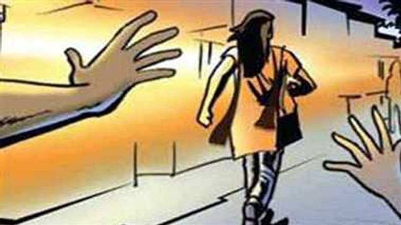 छात्रा को स्कूल छोड़ने जा रही मां से बोले शोहदे बेटी को रास्ते से उठा लेंगे, राह चलती महिलाओं ने कर दी पिटाई