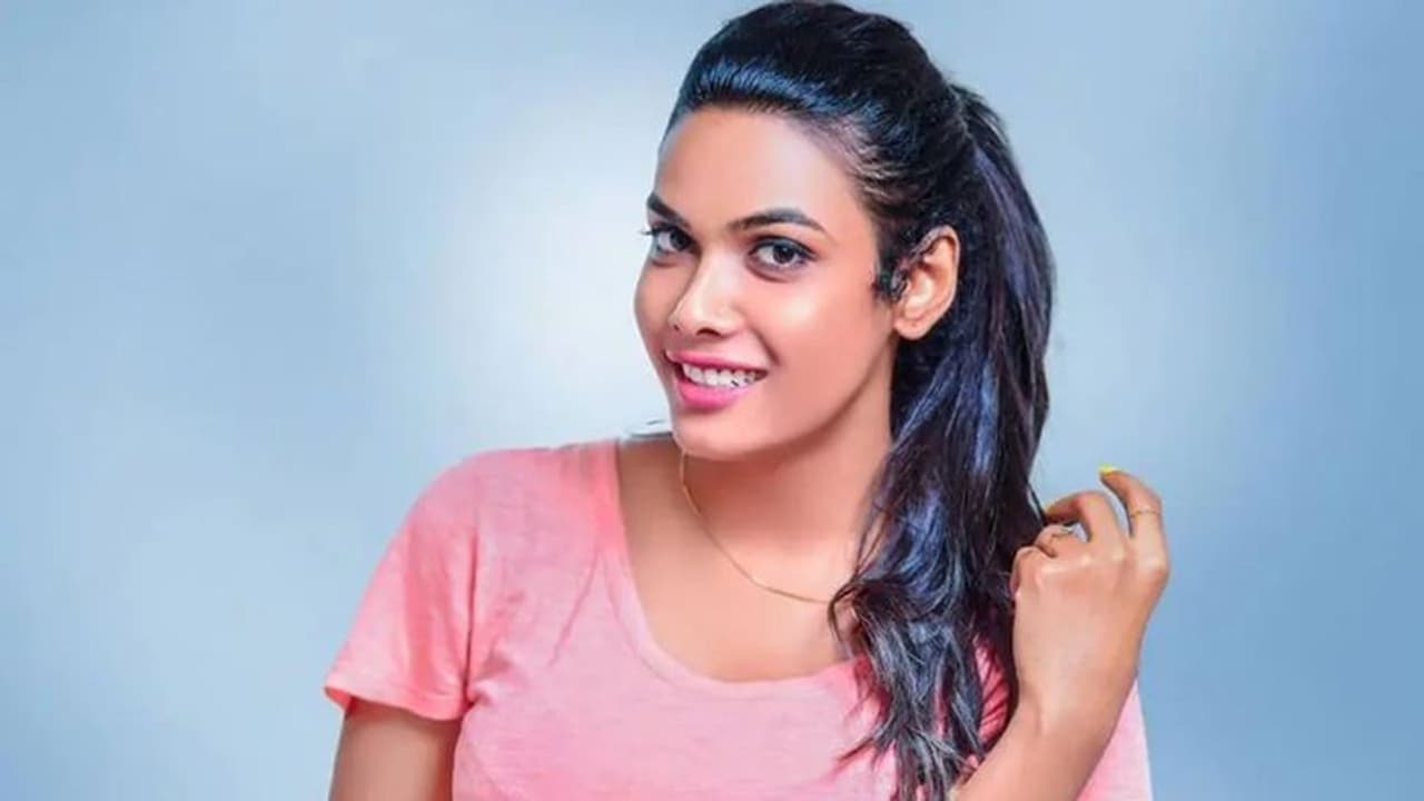 பிரபல மலையாள நடிகை தற்கொலை.. அதிர்ச்சியில் திரையுலகம் ! பிரபல மலையாள நடிகை தற்கொலை.. அதிர்ச்சியில் திரையுலகம் !