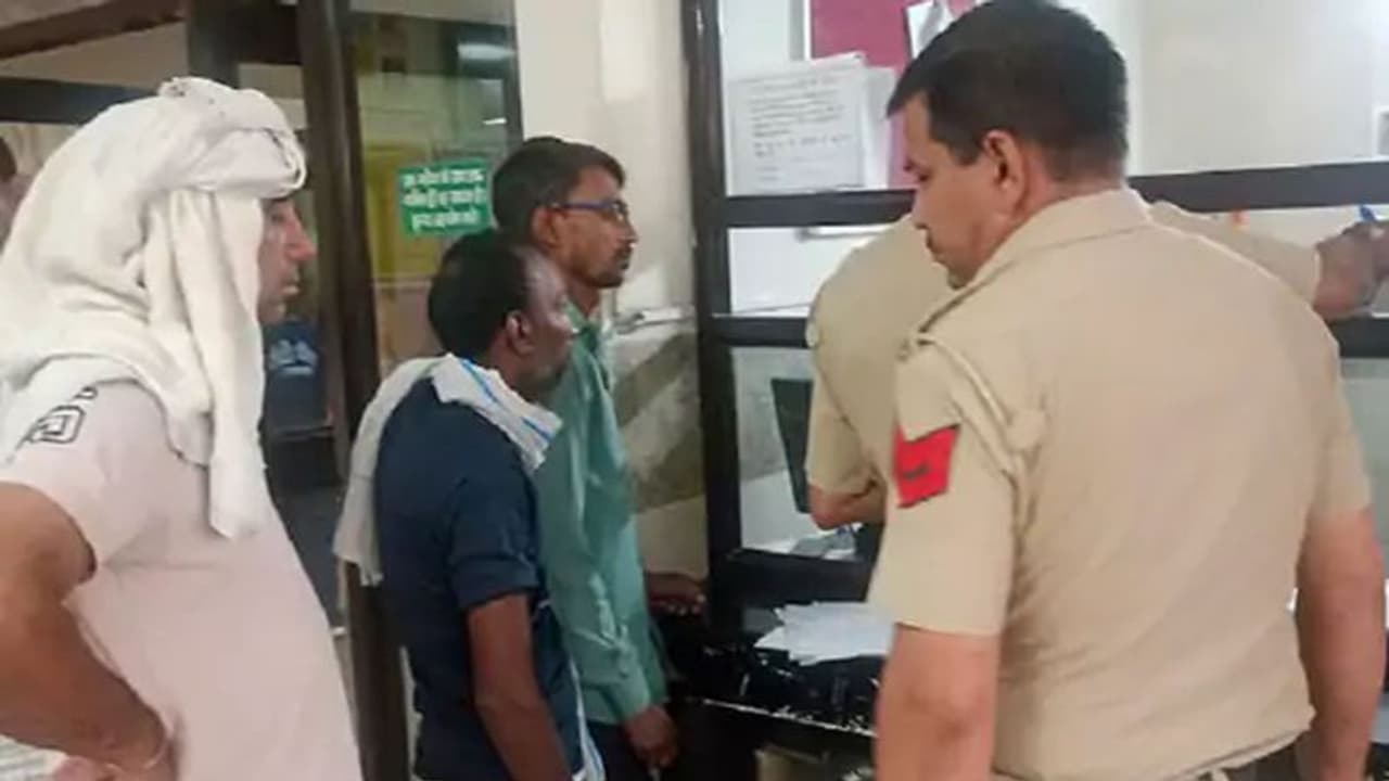 हरियाणा की ये खबर रुला देगी : इकलौते बेटे के गले में फंसा कोल्ड ड्रिंक का ढक्कन, मां बहन चीखती रह गईं हरियाणा की ये खबर रुला देगी : इकलौते बेटे के गले में फंसा कोल्ड ड्रिंक का ढक्कन, मां बहन चीखती रह गईं