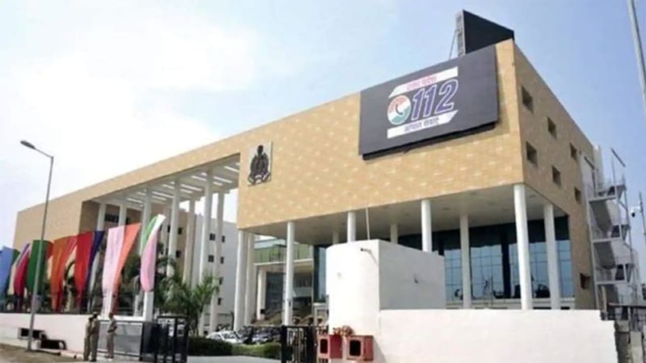 यूपी के 3 प्रमुख जिलों में 'डायल 112' का बताया गया फायदा, जानें कब कब और किस कंडीशन में बुला सकते हैं '112' यूपी के 3 प्रमुख जिलों में 'डायल 112' का बताया गया फायदा, जानें कब कब और किस कंडीशन में बुला सकते हैं '112'