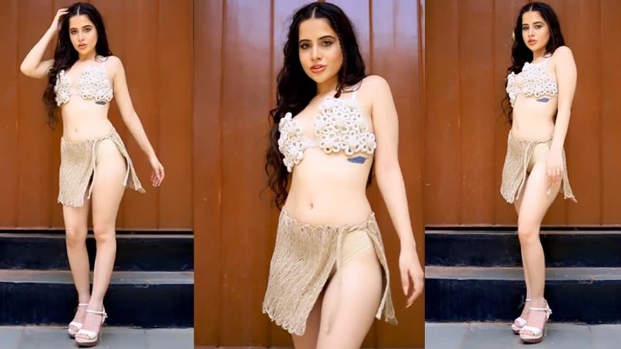 24 साल की उर्फी जावेद ने पहना इतना रिवीलिंग स्कर्ट कि लोग बोले बेशर्म 24 साल की उर्फी जावेद ने पहना इतना रिवीलिंग स्कर्ट कि लोग बोले बेशर्म