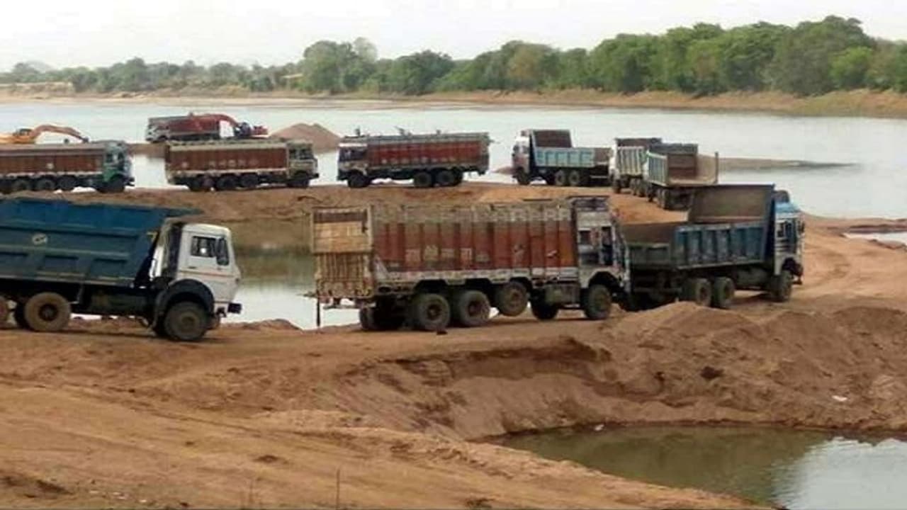 खनन माफियाओं पर एसडीएम ने लिया एक्शन,बाईपास के पास वाहनों पर की कार्रवाई खनन माफियाओं पर एसडीएम ने लिया एक्शन,बाईपास के पास वाहनों पर की कार्रवाई