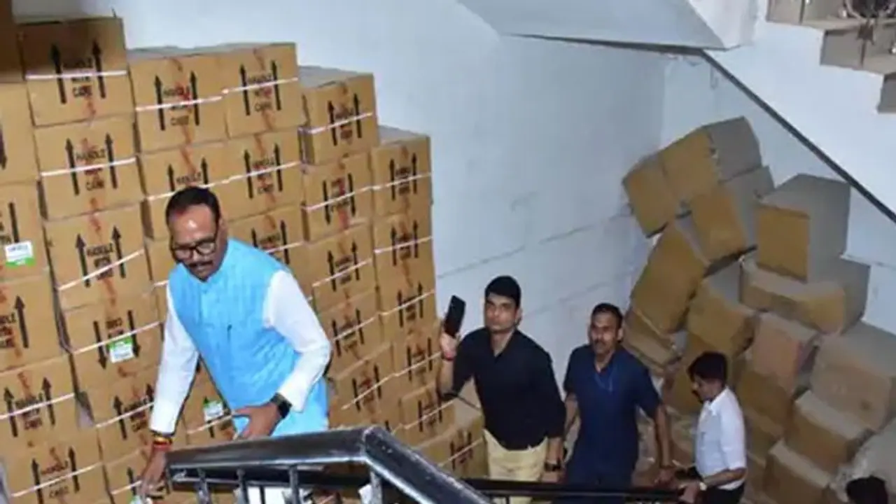यूपी के डिप्टी सीएम ब्रजेश पाठक ने सरकारी दवाई के गोदाम पर मारा छापा, 16.40 करोड़ की दवाएं मिलीं एक्सपायर यूपी के डिप्टी सीएम ब्रजेश पाठक ने सरकारी दवाई के गोदाम पर मारा छापा, 16.40 करोड़ की दवाएं मिलीं एक्सपायर