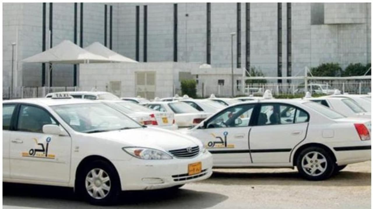 സൗദിയില് ടാക്സി ഡ്രൈവര്മാര്ക്ക് ഏകീകൃത യൂണിഫോം നിര്ബന്ധമാക്കുന്നു സൗദിയില് ടാക്സി ഡ്രൈവര്മാര്ക്ക് ഏകീകൃത യൂണിഫോം നിര്ബന്ധമാക്കുന്നു