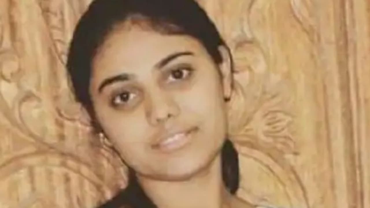 നീറ്റ് പിജി പരീക്ഷ: സമ്മർദ്ദം താങ്ങാനാവാതെ വനിതാ ഡോക്ടർ ജീവനൊടുക്കി നീറ്റ് പിജി പരീക്ഷ: സമ്മർദ്ദം താങ്ങാനാവാതെ വനിതാ ഡോക്ടർ ജീവനൊടുക്കി