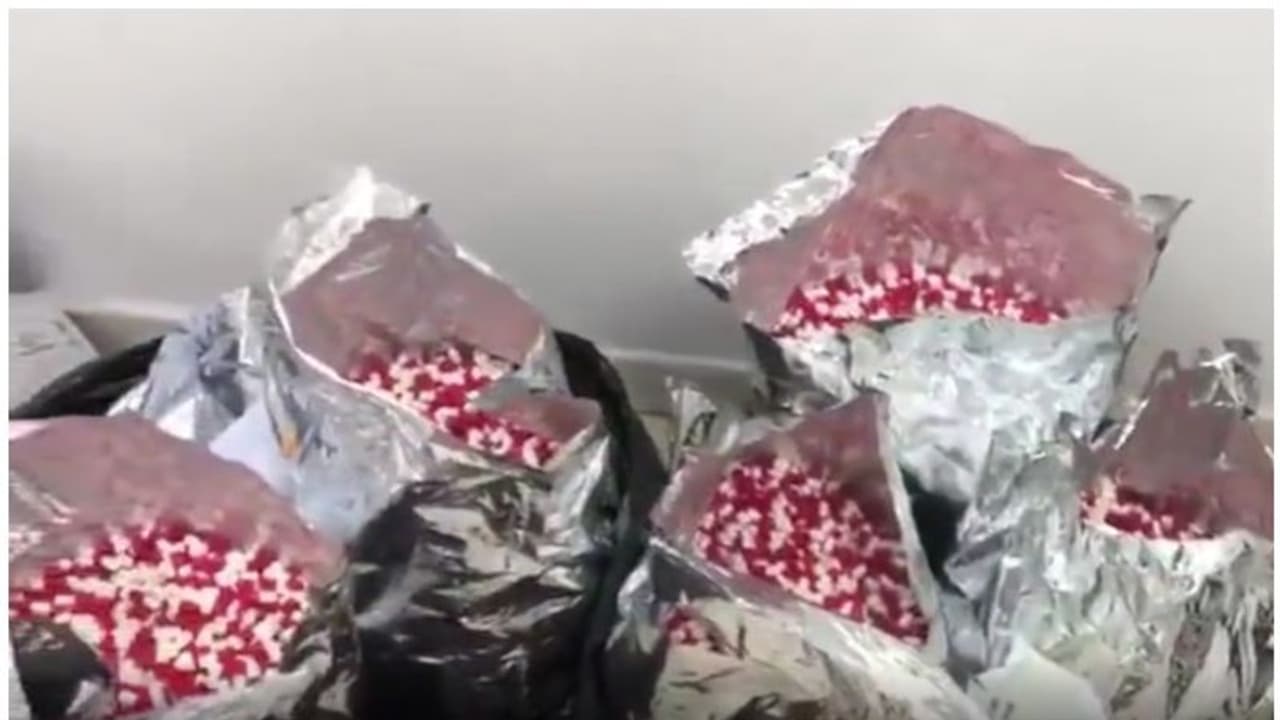 കുവൈത്തില് പിടികൂടിയത് പത്ത് ലക്ഷം ദിനാര് വിലമതിക്കുന്ന നിരോധിത ഗുളികകളും മയക്കുമരുന്നും കുവൈത്തില് പിടികൂടിയത് പത്ത് ലക്ഷം ദിനാര് വിലമതിക്കുന്ന നിരോധിത ഗുളികകളും മയക്കുമരുന്നും