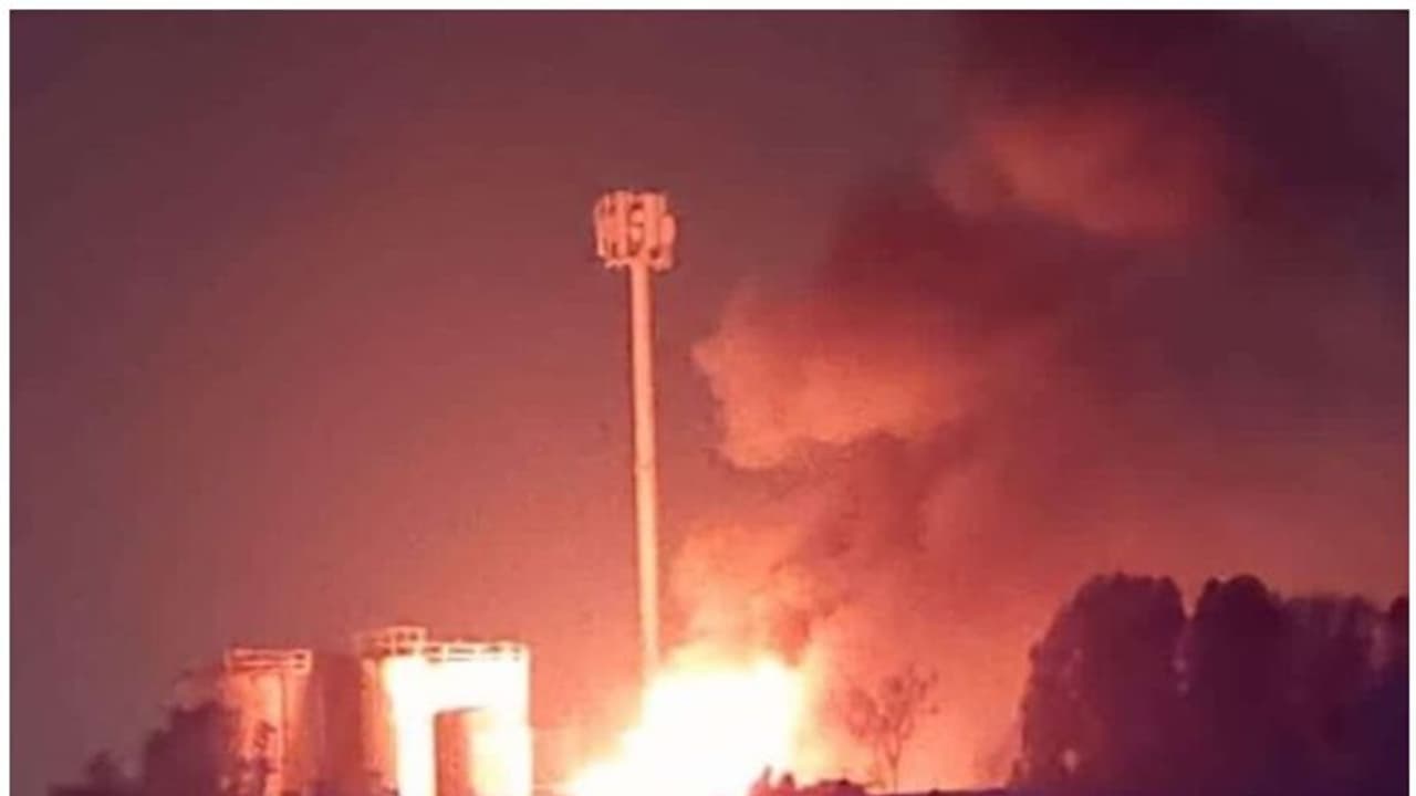 ഷാര്ജയില് രണ്ട് ഡീസല് ടാങ്കുകളില് തീപിടിത്തം; രണ്ടുപേര്ക്ക് പരിക്ക് ഷാര്ജയില് രണ്ട് ഡീസല് ടാങ്കുകളില് തീപിടിത്തം; രണ്ടുപേര്ക്ക് പരിക്ക്