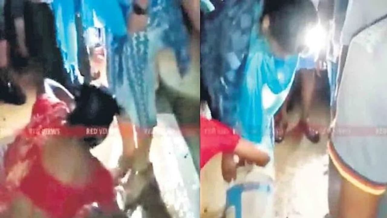 Tripura BJP MLA Video: కాళ్లు కడిగించుకున్న బీజేపీ ఎమ్మెల్యే.. నెట్టింట్లో వీడియో వైరల్ Tripura BJP MLA Video: కాళ్లు కడిగించుకున్న బీజేపీ ఎమ్మెల్యే.. నెట్టింట్లో వీడియో వైరల్