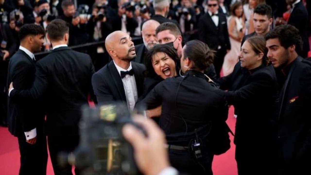 cannes 2022 : கேன்ஸ் பட விழாவில் நிர்வாணமாக ஓடிவந்து போராட்டம் நடத்திய பெண்ணால் பரபரப்பு cannes 2022 : கேன்ஸ் பட விழாவில் நிர்வாணமாக ஓடிவந்து போராட்டம் நடத்திய பெண்ணால் பரபரப்பு