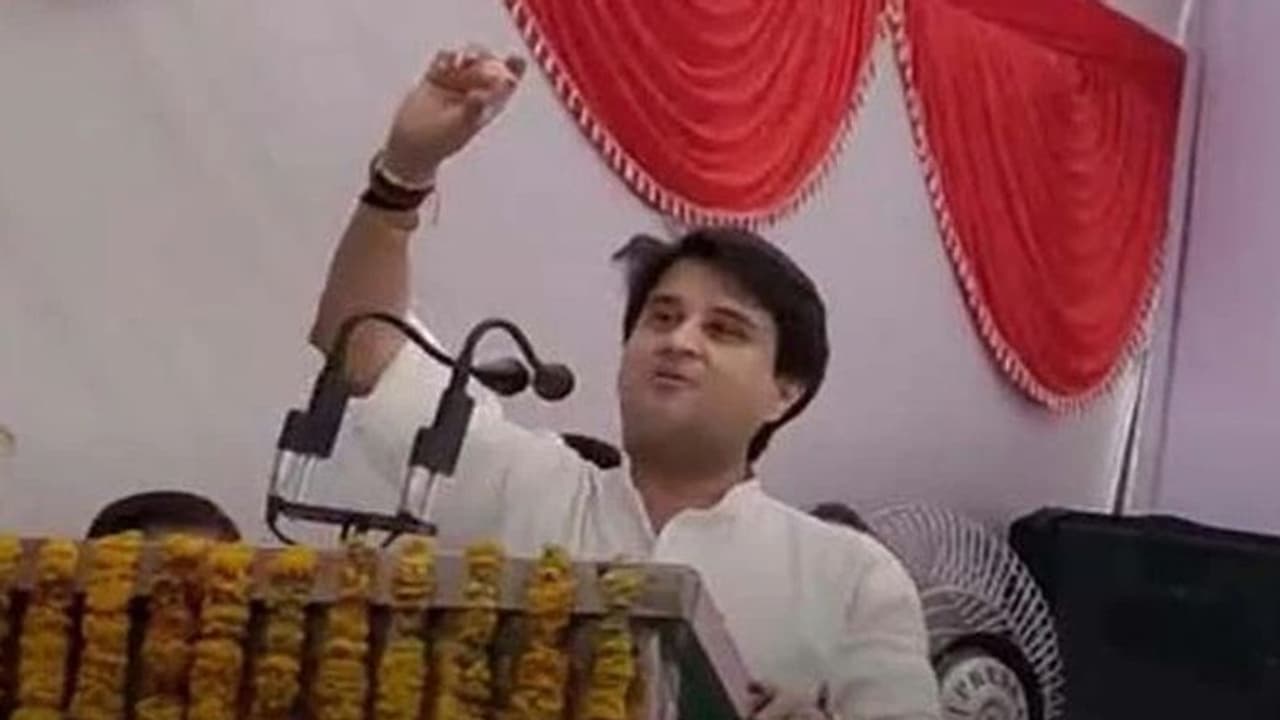 भीषण गर्मी से हाहाकार:ज्योतिरादित्य सिंधिया ने बताया लू से बचने का रामबाण उपाय, खुद कार में कभी नहीं चलाते AC भीषण गर्मी से हाहाकार:ज्योतिरादित्य सिंधिया ने बताया लू से बचने का रामबाण उपाय, खुद कार में कभी नहीं चलाते AC