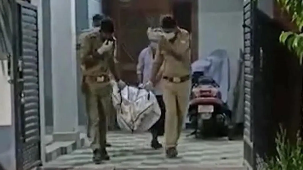 लखनऊ में 10 दिनों तक मां की लाश के साथ रही बेटी, बदबू आने पर पड़ोसियों ने पुलिस को बुलाया लखनऊ में 10 दिनों तक मां की लाश के साथ रही बेटी, बदबू आने पर पड़ोसियों ने पुलिस को बुलाया