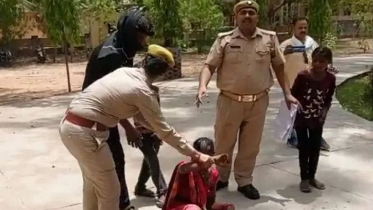 ललितपुर में एसपी दफ्तर के सामने महिला ने आत्मदाह करने की कोशिश, जानिए पुलिस की सूझबूझ से कैसे बची जान ललितपुर में एसपी दफ्तर के सामने महिला ने आत्मदाह करने की कोशिश, जानिए पुलिस की सूझबूझ से कैसे बची जान