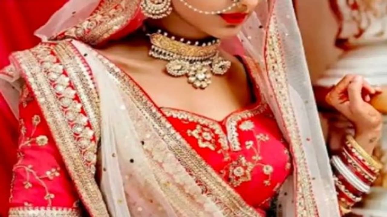 बहन की वजह से दुल्हन शादी से पहले घर से भाग गई, दोस्तों को सोशल मीडिया पर भेजा हैरान करने वाला मैसेज बहन की वजह से दुल्हन शादी से पहले घर से भाग गई, दोस्तों को सोशल मीडिया पर भेजा हैरान करने वाला मैसेज