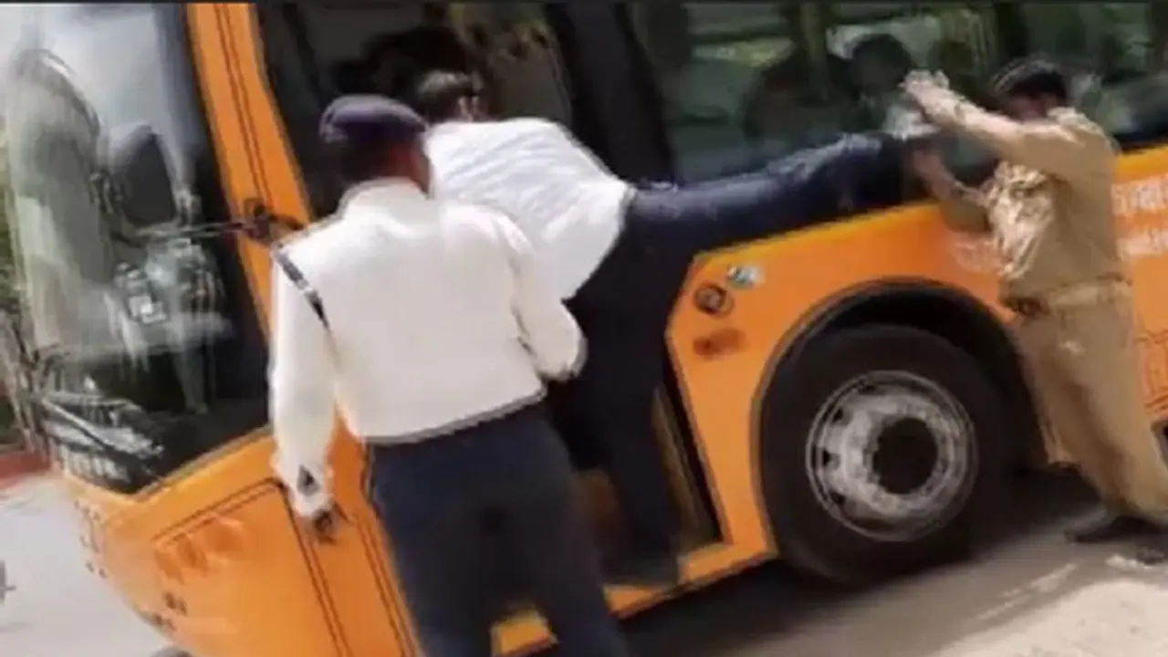 बस कंडक्टर ने टिकट का पैसा मांगा, तो कॉन्स्टेबल की तरफ से हुई ऐसी हरकत, जानिए क्या है पूरा मामला बस कंडक्टर ने टिकट का पैसा मांगा, तो कॉन्स्टेबल की तरफ से हुई ऐसी हरकत, जानिए क्या है पूरा मामला