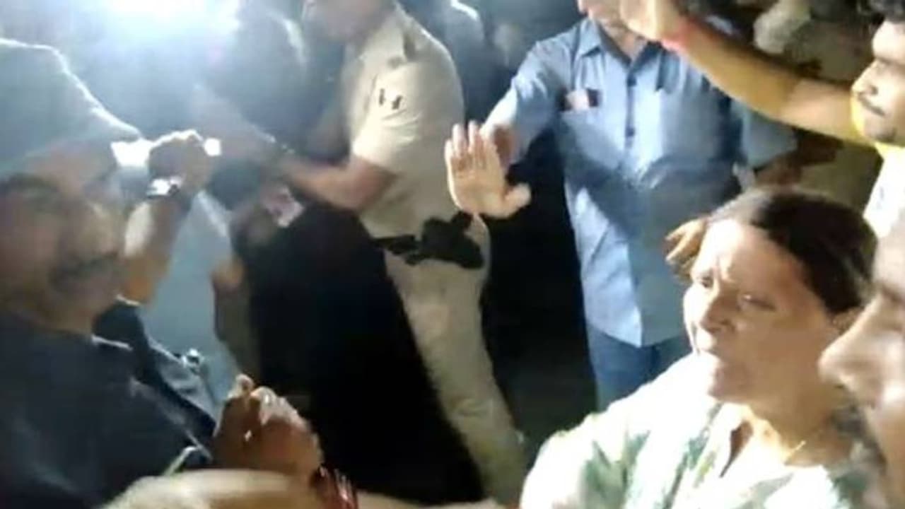 அதிகாரிகளை மிரட்டுவதா? ஆதரவாளர்களை தாக்கிய லாலு பிரசாத் மனைவி அதிகாரிகளை மிரட்டுவதா? ஆதரவாளர்களை தாக்கிய லாலு பிரசாத் மனைவி