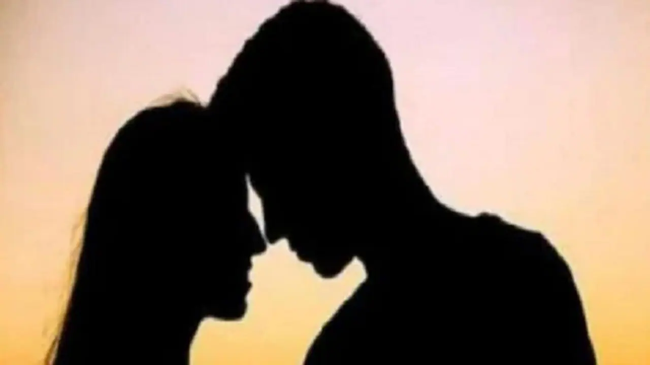  ग्रेटर नोएडा के गौर सिटी में युवक और युवती ने 22वीं मंजिल से लगाई छलांग, जाने फिर क्या हुआ 