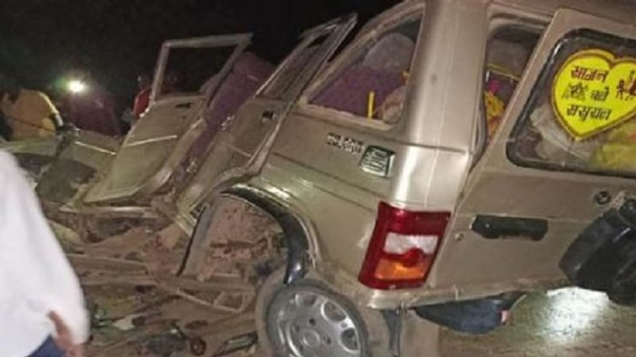 बलरामपुर में भीषण एक्सीडेंट, बोलेरो व ट्रैक्टर की भिड़ंत में पांच की मौत बलरामपुर में भीषण एक्सीडेंट, बोलेरो व ट्रैक्टर की भिड़ंत में पांच की मौत