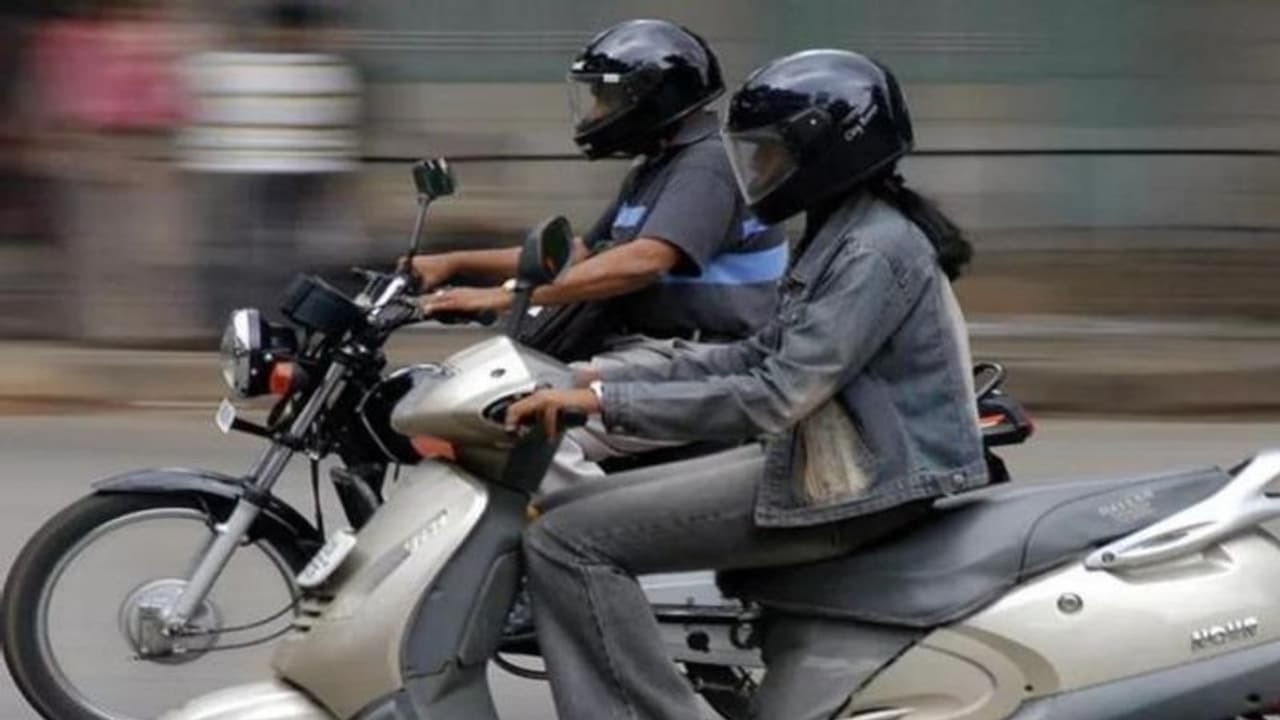 बाइक चालक रहिए अलर्ट, अब सिर्फ हेल्मेट पहनना काफी नहीं, ये शर्तें नहीं मानी, तो ढीली करनी होगी जेब बाइक चालक रहिए अलर्ट, अब सिर्फ हेल्मेट पहनना काफी नहीं, ये शर्तें नहीं मानी, तो ढीली करनी होगी जेब