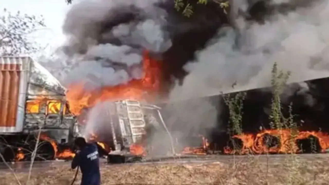 गुजरात में बड़ा हादसा: टक्कर इतनी भयानक की हाईवे बना श्मशान, 6 लोगों की जिंदा जलकर मौत, नहीं जलानी पड़ी चिता गुजरात में बड़ा हादसा: टक्कर इतनी भयानक की हाईवे बना श्मशान, 6 लोगों की जिंदा जलकर मौत, नहीं जलानी पड़ी चिता