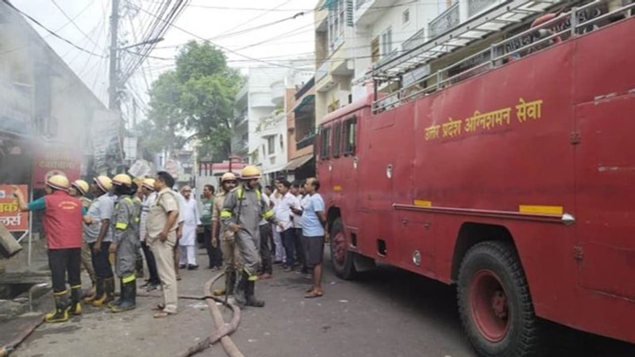लखनऊ में सोने चांदी की दुकान में लगी भीषण आग, फर्नीचर जलकर हुआ खाक