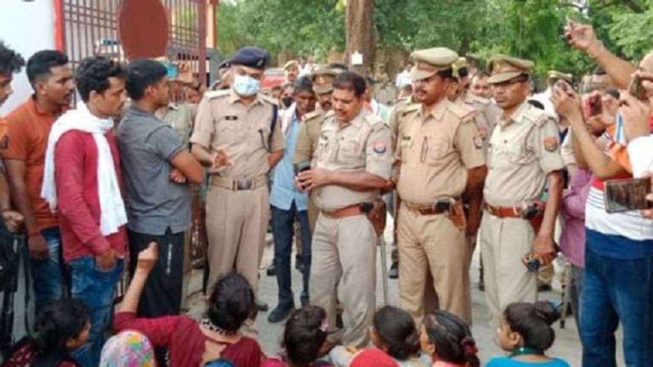 गुडलक हत्याकांड को लेकर परिजनों ने थाने में पहुंचकर किया जमकर हंगामा, धरना दे रहे लोगों ने उठाया बड़ा कदम गुडलक हत्याकांड को लेकर परिजनों ने थाने में पहुंचकर किया जमकर हंगामा, धरना दे रहे लोगों ने उठाया बड़ा कदम