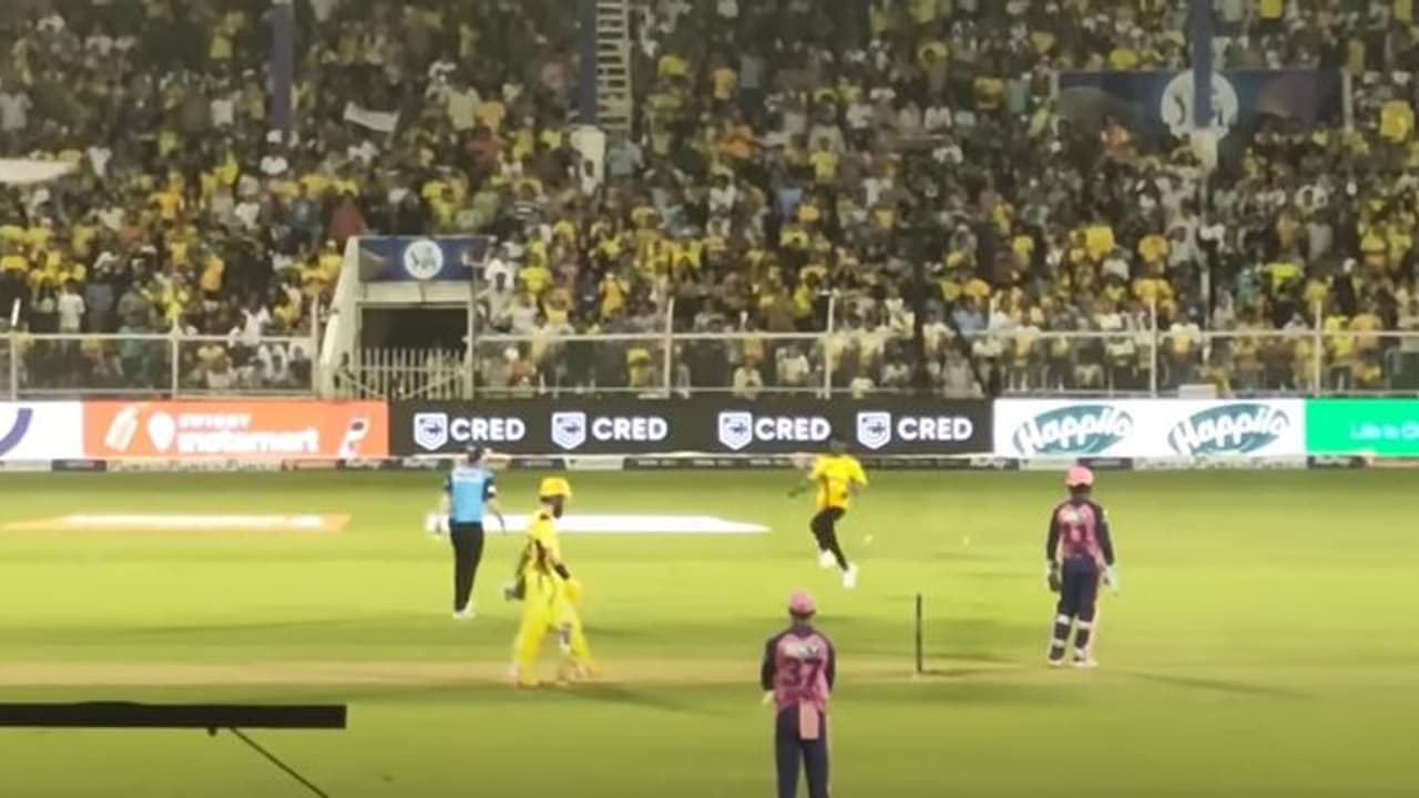 IPL 2022: ബാറ്റിംഗിനിടെ ധോണിയെക്കാണാന് ഗ്രൗണ്ടിലേക്ക് ഓടിയിറങ്ങി ആരാധകന്, ഇടപെട്ട് അമ്പയര് വീഡിയോ IPL 2022: ബാറ്റിംഗിനിടെ ധോണിയെക്കാണാന് ഗ്രൗണ്ടിലേക്ക് ഓടിയിറങ്ങി ആരാധകന്, ഇടപെട്ട് അമ്പയര് വീഡിയോ