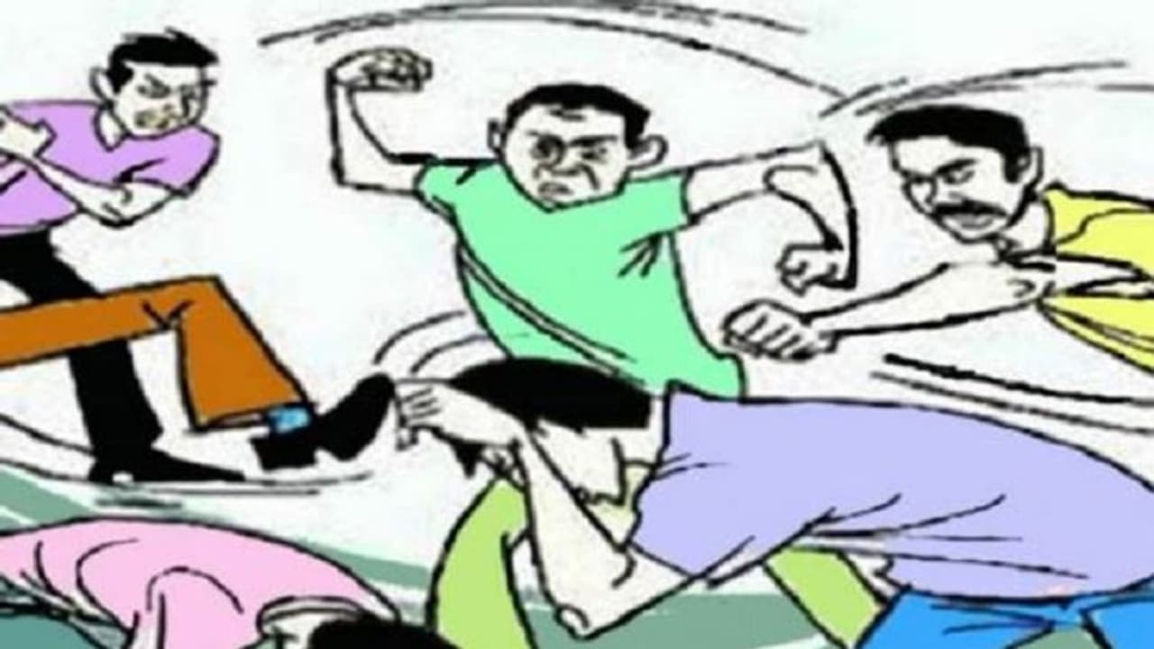 डीजे पर डांस को लेकर बारातियों और घरातियों में चले लात घूंसे, दूल्हे के चाचा गंभीर रूप से हुए घायल डीजे पर डांस को लेकर बारातियों और घरातियों में चले लात घूंसे, दूल्हे के चाचा गंभीर रूप से हुए घायल