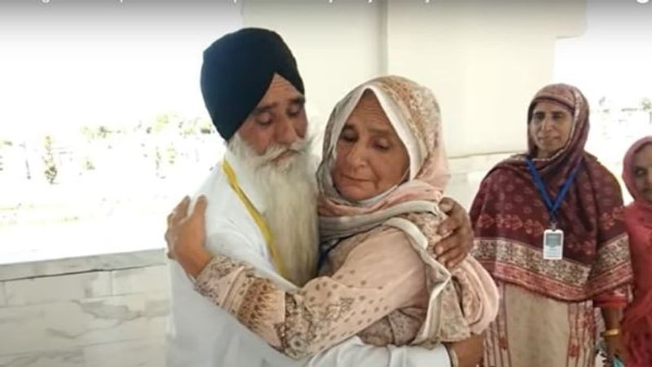 75 വര്ഷങ്ങള്, വിഭജനത്തിനിടെ പാക്കിസ്താനിലായ സ്ത്രീ ഇന്ത്യയിലെ സഹോദരങ്ങളെ കണ്ടുമുട്ടി! 75 വര്ഷങ്ങള്, വിഭജനത്തിനിടെ പാക്കിസ്താനിലായ സ്ത്രീ ഇന്ത്യയിലെ സഹോദരങ്ങളെ കണ്ടുമുട്ടി!