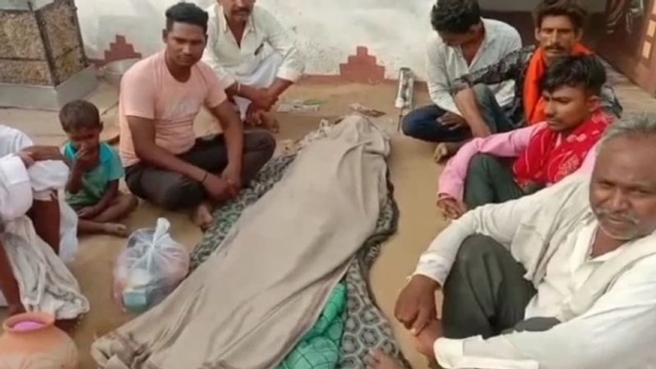 राजस्थान में दलित की मौत के बाद इंसानियत की भी हत्या: चिता के लिए नहीं मिली जमीन, रातभर शव घर में रखा रहा राजस्थान में दलित की मौत के बाद इंसानियत की भी हत्या: चिता के लिए नहीं मिली जमीन, रातभर शव घर में रखा रहा
