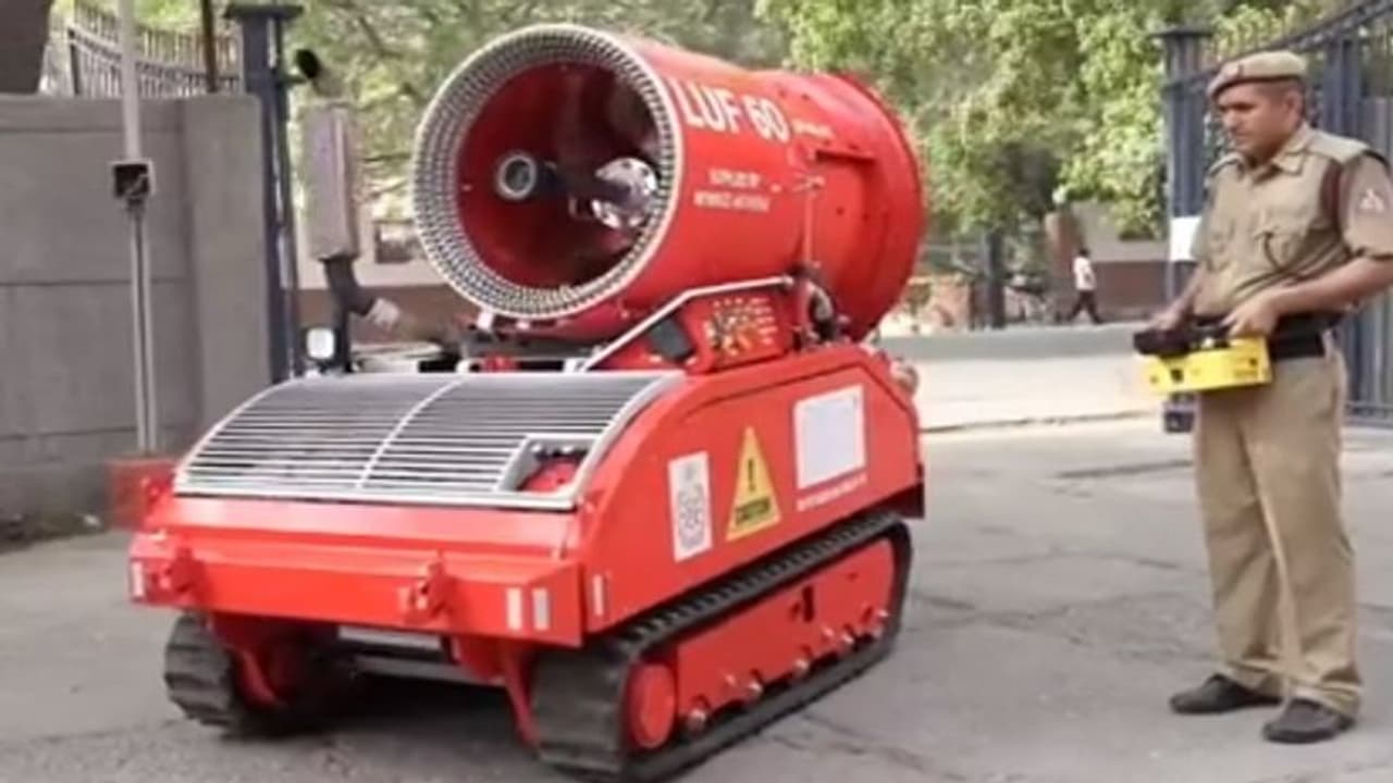मुंडका अग्निकांड से ली सबक: दिल्ली सरकार ने आग बुझाने वाले रोबोट का शुरू किया इस्तेमाल, जानें कैसे करता है काम मुंडका अग्निकांड से ली सबक: दिल्ली सरकार ने आग बुझाने वाले रोबोट का शुरू किया इस्तेमाल, जानें कैसे करता है काम