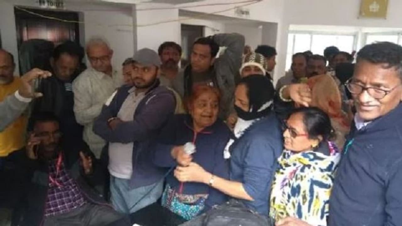 यमुनोत्री हाईवे पर जगह जगह फंसे 12000 यात्रियों का टूटा सब्र, लोगों से मिलने के लिए बाइक से पहुंचे विधायक 
