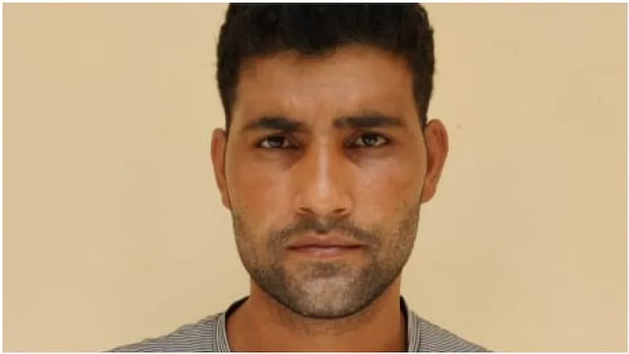 ഹണിട്രാപ്പിൽ വീണു, നിർണായക വിവരങ്ങൾ പാക് യുവതിക്ക് കൈമാറി; സൈനികൻ അറസ്റ്റിൽ ഹണിട്രാപ്പിൽ വീണു, നിർണായക വിവരങ്ങൾ പാക് യുവതിക്ക് കൈമാറി; സൈനികൻ അറസ്റ്റിൽ