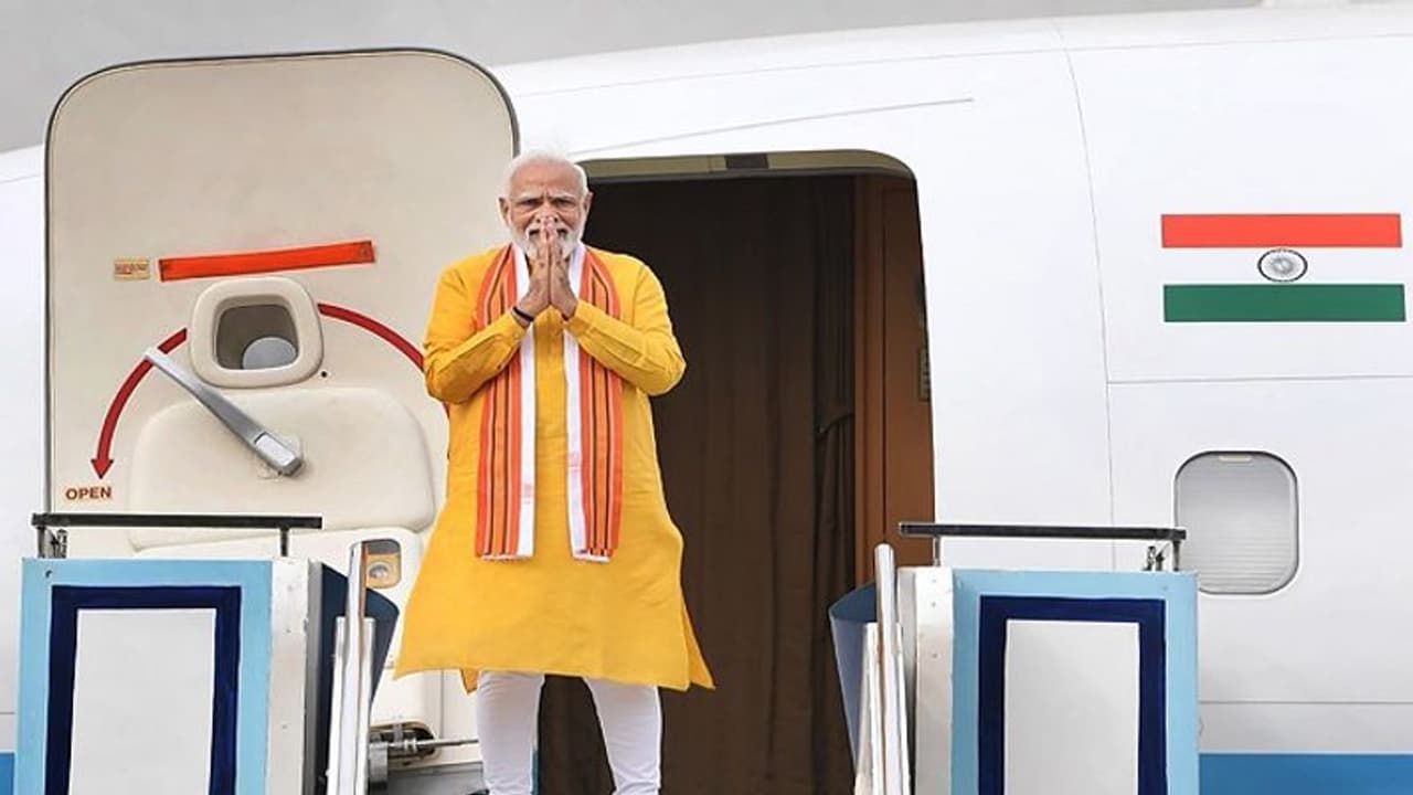 रात में सफर, दिन में काम, जानें विदेश यात्रा के दौरान पीएम नरेंद्र मोदी कैसे बचाते हैं समय रात में सफर, दिन में काम, जानें विदेश यात्रा के दौरान पीएम नरेंद्र मोदी कैसे बचाते हैं समय