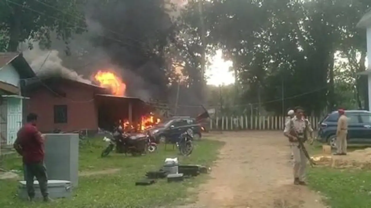 জ্বলছে অসম, থানা পোড়ানোর ঘটনায় অভিযুক্তদের বাড়ি ঘর ভেঙে দিল প্রশাসন জ্বলছে অসম, থানা পোড়ানোর ঘটনায় অভিযুক্তদের বাড়ি ঘর ভেঙে দিল প্রশাসন