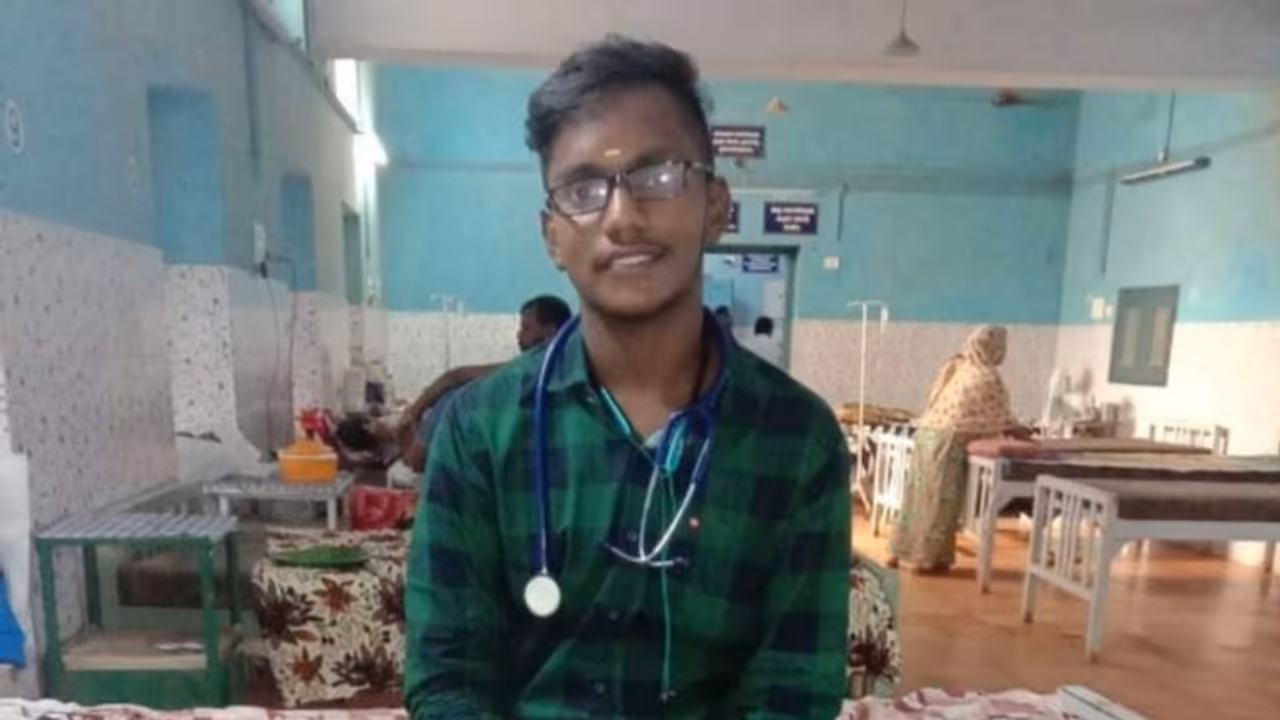 പി.ജി ഡോക്ടറെന്ന വ്യാജേന മെഡിക്കൽ കോളേജ് ആശുപത്രിയിൽ കയറി രോഗിയെ ചികിത്സിച്ചു, പണം തട്ടി; യുവാവ് പിടിയില് പി.ജി ഡോക്ടറെന്ന വ്യാജേന മെഡിക്കൽ കോളേജ് ആശുപത്രിയിൽ കയറി രോഗിയെ ചികിത്സിച്ചു, പണം തട്ടി; യുവാവ് പിടിയില്