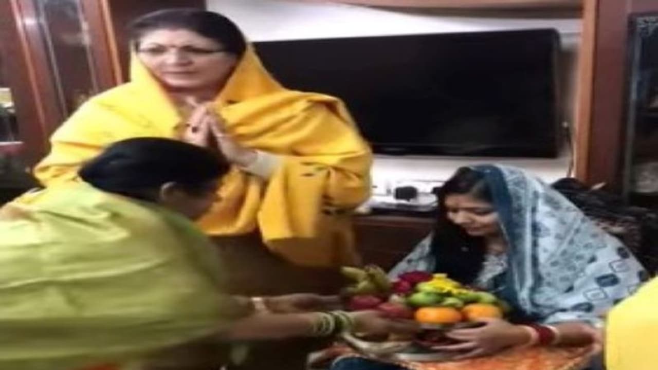 स्मार्ट सासू मां ने पूजा के लिए लगाया ऐसा जुगाड़, मॉडर्न बहू भी देखकर रह गई दंग, देखिए वायरल वीडियो स्मार्ट सासू मां ने पूजा के लिए लगाया ऐसा जुगाड़, मॉडर्न बहू भी देखकर रह गई दंग, देखिए वायरल वीडियो